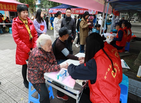 3月6日，集團(tuán)團(tuán)委在十一冶社區(qū)廣場開展學(xué)雷鋒志愿服務(wù)活動 (2).JPG